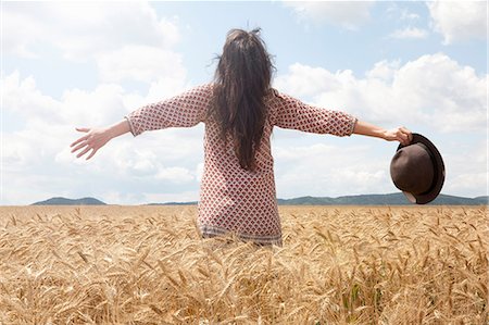 simsearch:649-07280282,k - Mid adult woman standing in wheat field with arms out wide Stock Photo - Premium Royalty-Free, Code: 649-07280266