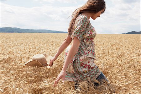 simsearch:649-07280282,k - Mid adult woman walking through wheat field Stock Photo - Premium Royalty-Free, Code: 649-07280268