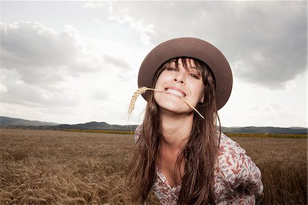 Mid adult woman with wheat in her mouth Foto de stock - Sin royalties Premium, Código: 649-07280280