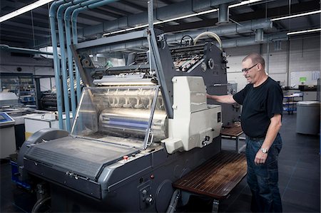 qualitat - Worker operating print machine in printing workshop Stock Photo - Premium Royalty-Free, Code: 649-07280530