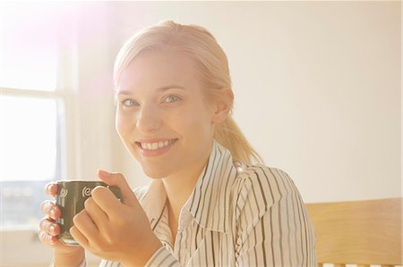 simsearch:649-07280729,k - Young woman holding hot drink Stock Photo - Premium Royalty-Free, Code: 649-07280725