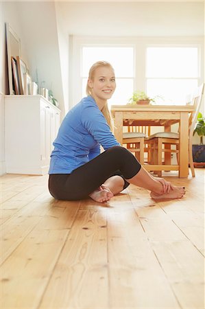 simsearch:649-07280729,k - Young woman sitting on floor wearing sports clothing Stock Photo - Premium Royalty-Free, Code: 649-07280720