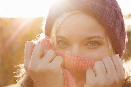 simsearch:649-07280729,k - Portrait of young woman wearing knit hat, mouth covered Stock Photo - Premium Royalty-Free, Code: 649-07280739
