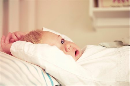 simsearch:649-06533379,k - Baby girl lying in bed Photographie de stock - Premium Libres de Droits, Code: 649-07280809