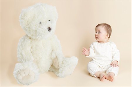 simsearch:649-07280933,k - Studio portrait of baby girl next to giant teddy bear Foto de stock - Sin royalties Premium, Código: 649-07280926