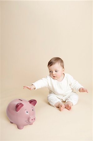 simsearch:649-07280933,k - Studio portrait of baby girl reaching for piggy bank Foto de stock - Sin royalties Premium, Código: 649-07280928