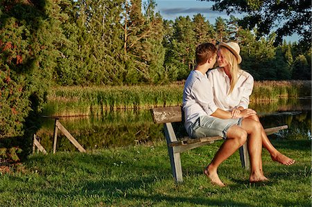 Romantic young couple on park bench, Gavle, Sweden Photographie de stock - Premium Libres de Droits, Code: 649-07280967