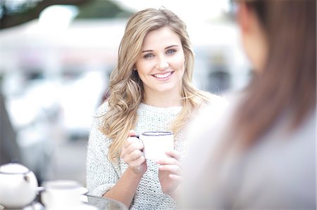 Friends sitting at outdoor cafe drinking coffee Photographie de stock - Premium Libres de Droits, Code: 649-07436551