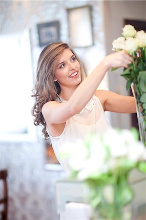 Young woman arranging roses in vase Foto de stock - Sin royalties Premium, Código: 649-07436588