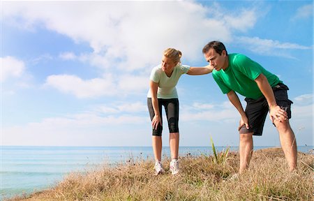 Mid adult couple taking a break from exercise, Thurlestone, Devon, UK Foto de stock - Sin royalties Premium, Código: 649-07436707