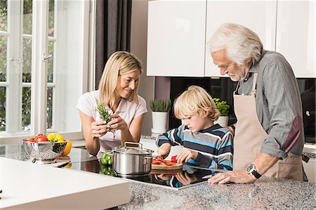 Three generation family preparing food Photographie de stock - Premium Libres de Droits, Code: 649-07436857