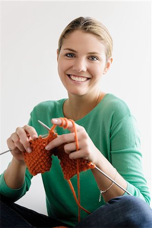 satisfacción - Portrait of young woman knitting Foto de stock - Sin royalties Premium, Código: 649-07436944