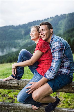 Portrait of couple sitting on fence, Tyrol Austria Foto de stock - Sin royalties Premium, Código: 649-07437129