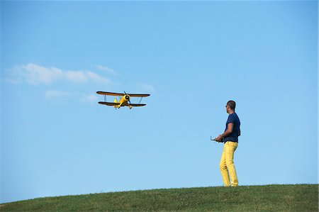 Man flying model plane Photographie de stock - Premium Libres de Droits, Code: 649-07437343