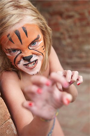 Girl with face painting imitating tiger Foto de stock - Sin royalties Premium, Código: 649-07437357