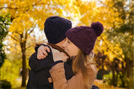 Young couple hugging in autumn park, Vienna, Austria Photographie de stock - Premium Libres de Droits, Code: 649-07437636