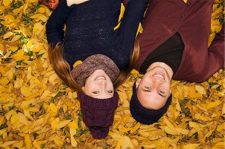 Young couple lying in autumn leaves Photographie de stock - Premium Libres de Droits, Code: 649-07437632