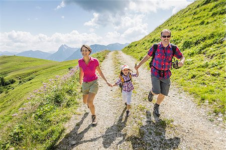 Parents and daughter holding hands on walk, Tyrol, Austria Foto de stock - Sin royalties Premium, Código: 649-07437712