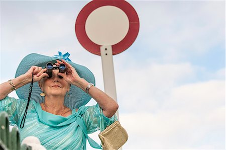 simsearch:649-08117852,k - Senior woman at races looking through binoculars Foto de stock - Sin royalties Premium, Código: 649-07520287