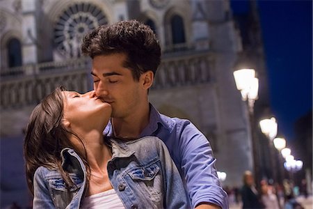 street lights in paris - Young couple kissing at night, Paris, France Photographie de stock - Premium Libres de Droits, Code: 649-07520323