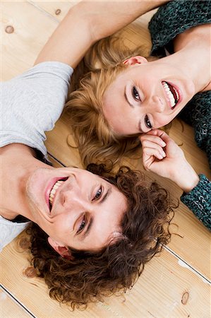 Studio shot couple lying on floor Foto de stock - Sin royalties Premium, Código: 649-07520623