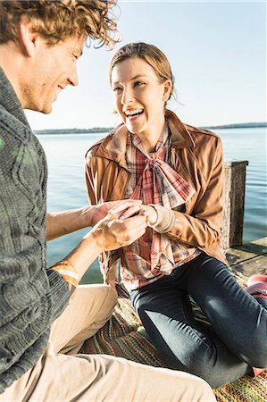 Man putting engagement ring on woman Photographie de stock - Premium Libres de Droits, Code: 649-07521127