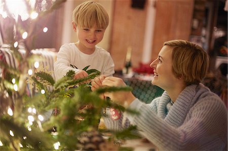 Mother and son decorating christmas tree Photographie de stock - Premium Libres de Droits, Code: 649-07559804