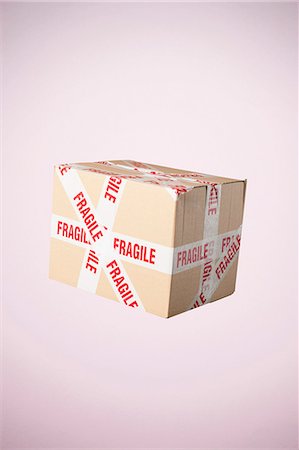 sellado - Studio shot of cardboard box marked fragile Foto de stock - Sin royalties Premium, Código: 649-07560262