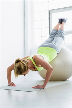 stretch - Young woman doing press up with exercise ball Foto de stock - Sin royalties Premium, Código: 649-07585507