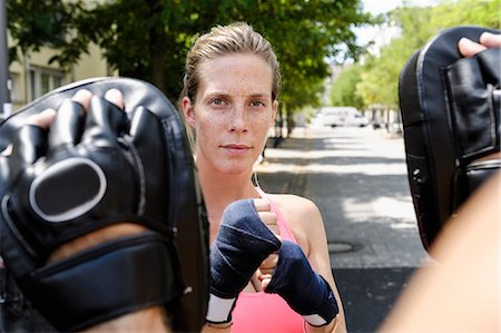 Female boxer and personal trainer in park Photographie de stock - Premium Libres de Droits, Code: 649-07596116