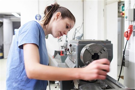 simsearch:649-07585770,k - Female engineer checking machine in workshop Stockbilder - Premium RF Lizenzfrei, Bildnummer: 649-07596118