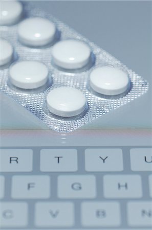 simsearch:649-07279549,k - Buying drugs online. Blister pack containing 250-mg Erythromycin tablets on the screen of a tablet computer Stock Photo - Premium Royalty-Free, Code: 649-07596649