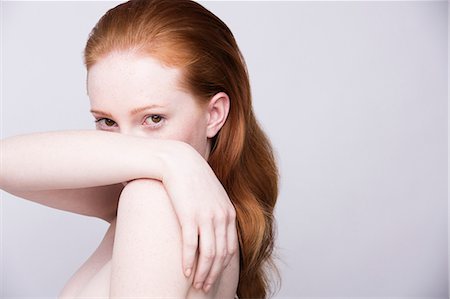 Portrait of young woman, side view, bare shoulders, looking at camera Foto de stock - Sin royalties Premium, Código: 649-07647858