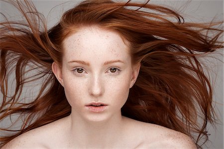 Portrait of young woman, windswept hair Foto de stock - Royalty Free Premium, Número: 649-07647873