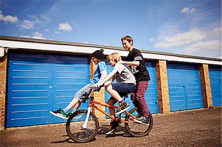 riding - Boy giving two friends a ride on bike Photographie de stock - Premium Libres de Droits, Code: 649-07648152