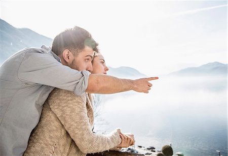 Young couple looking at view of lake and mountains Foto de stock - Sin royalties Premium, Código: 649-07648555