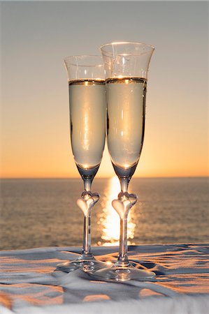 Two champagne flutes against sunset Foto de stock - Sin royalties Premium, Código: 649-07648660