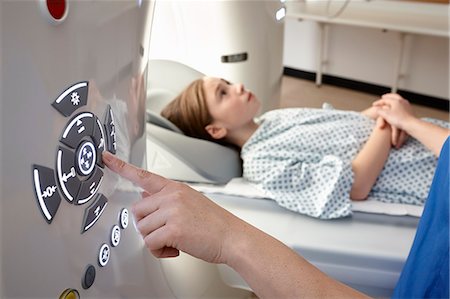 patient comfort - Girl going into CT scanner Foto de stock - Sin royalties Premium, Código: 649-07709927
