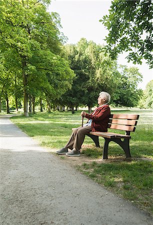 patient age - Senior woman sitting on park bench in park Stock Photo - Premium Royalty-Free, Code: 649-07710565