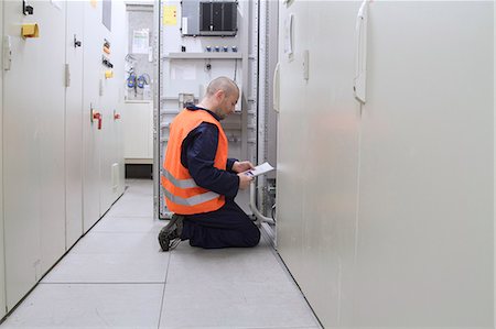 simsearch:649-07585770,k - Technician reading paperwork in power station control room Stockbilder - Premium RF Lizenzfrei, Bildnummer: 649-07710832