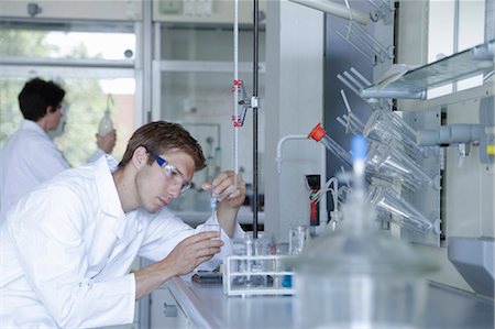 simsearch:649-08085222,k - Male and female scientists working in lab Stock Photo - Premium Royalty-Free, Code: 649-07736706
