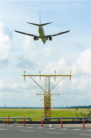 An aeroplane approaching Schiphol Amsterdam Airport Foto de stock - Sin royalties Premium, Código: 649-07736995