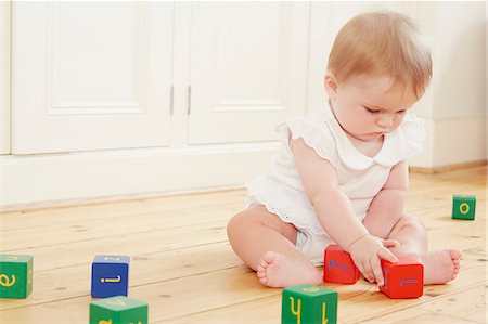 simsearch:649-07280933,k - Baby girl playing on floor with building blocks Foto de stock - Sin royalties Premium, Código: 649-07760800