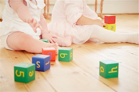 simsearch:649-07280933,k - Cropped shot of baby sisters playing with building blocks Foto de stock - Sin royalties Premium, Código: 649-07760801
