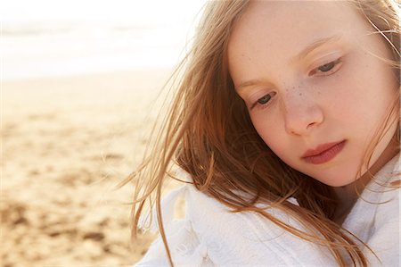 simsearch:649-06533379,k - Close up portrait of girl wrapped in blanket on beach Photographie de stock - Premium Libres de Droits, Code: 649-07804113