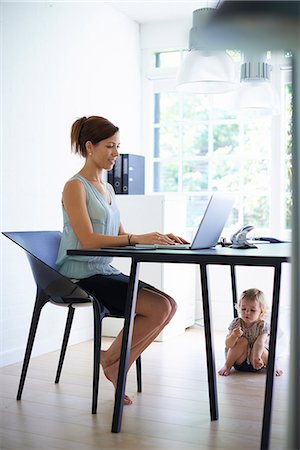 esconderse - Mid adult mother typing on laptop with toddler daughter under the table Foto de stock - Sin royalties Premium, Código: 649-07804299