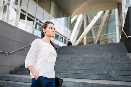 simsearch:649-07560129,k - Young businesswoman carrying digital tablet, London, UK Foto de stock - Sin royalties Premium, Código: 649-07804325