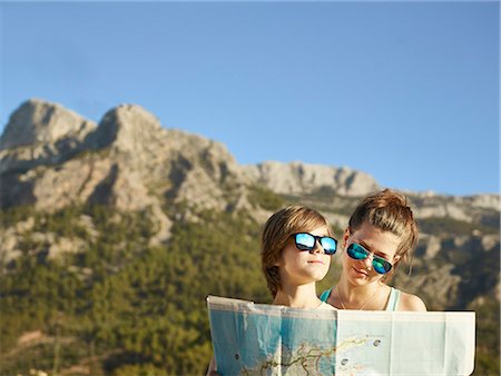simsearch:649-07804673,k - Teenage girl and brother looking at map, Majorca, Spain Photographie de stock - Premium Libres de Droits, Code: 649-07804675