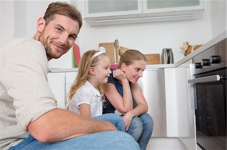 simsearch:649-07805043,k - Family watching oven Stock Photo - Premium Royalty-Free, Code: 649-07805050