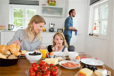 simsearch:649-07805043,k - Mother and daughter eating at kitchen table Stock Photo - Premium Royalty-Free, Code: 649-07805101